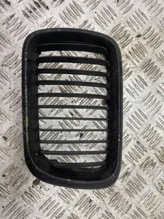 Решетка капота BMW 3 серии, 1994 г.
