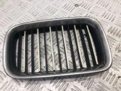 Решетка капота BMW 3 серии, 1995 г.