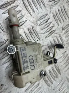 Активатор замка крышки топливного бака Audi A8, 2003 г.