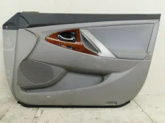 Обшивка двери передней правой (дверная карта) Toyota Camry, 2009 г.