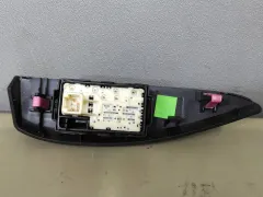 Кнопка стеклоподъемника заднего левого Toyota Sienna, 2014 г.