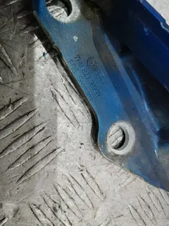 Петля капота правая Volkswagen Transporter, 2007 г.