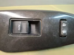 Кнопка стеклоподъемника переднего правого Toyota Sienna, 2011 г.