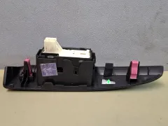 Кнопка стеклоподъемника заднего правого Toyota Sienna, 2011 г.