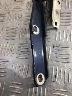Петля капота правая Audi A6, 2000 г.