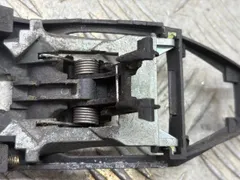Скелет ручки наружной передней левой Volkswagen Passat, 2002 г.