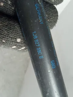 Амортизатор крышки багажника (3-5 двери) Volkswagen Passat, 2001 г.