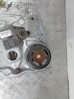 Стеклоподъемник электрический задний левый Volkswagen Passat, 1999 г.