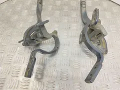 Петля крышки багажника Volkswagen Touareg, 2004 г.