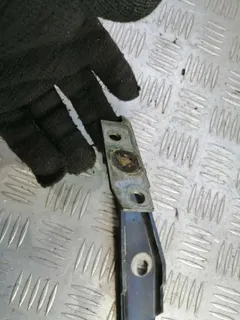 Петля капота левая Audi A6, 2001 г.