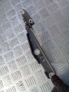 Петля капота правая Audi A6, 2002 г.