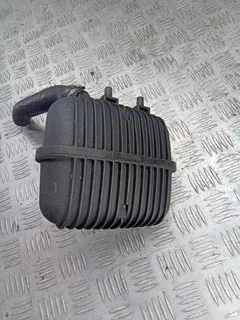 Резонатор воздушного фильтра Audi A4, 2003 г.