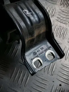 Петля крышки багажника Volkswagen Passat, 2012 г.