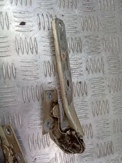 Петля капота Volkswagen Passat, 2001 г.