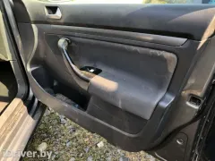 Петля двери передней правой Volkswagen Golf, 2005 г.