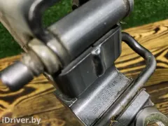 Петля двери передней левой Volkswagen Touareg, 2005 г.