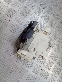 Замок двери передней левой Audi A4, 2006 г.