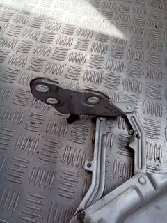 Петля капота правая Volkswagen Touareg, 2005 г.
