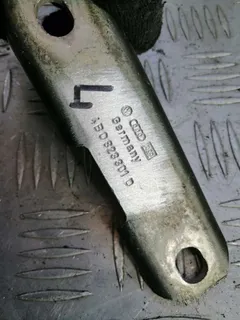 Петля капота левая Audi A6, 2001 г.
