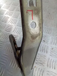 Петля капота левая Audi A6, 2006 г.