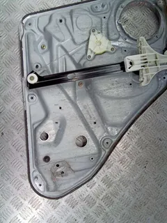 Стеклоподъемник электрический задний правый Volkswagen Passat, 2001 г.