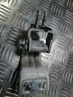 Петля крышки багажника Volkswagen Passat, 2010 г.
