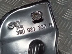 Кронштейн крепления крыла переднего левого Volkswagen Passat, 2004 г.