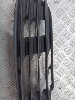 Заглушка (решетка) в бампер передний Volkswagen Passat, 2002 г.