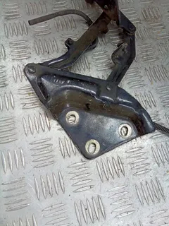 Петля капота Volkswagen Touareg, 2006 г.