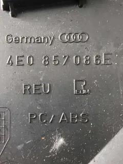 Накладка декоративная на торпедо Audi A8, 2007 г.
