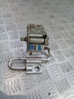 Петля двери задней левой Volkswagen Touareg, 2008 г.