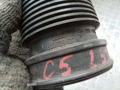 Патрубок воздушного фильтра Audi A4, 2005 г.