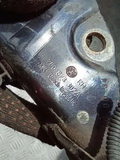 Петля капота Volkswagen Touareg, 2006 г.