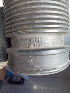 Патрубок воздушного фильтра Audi A4, 2002 г.