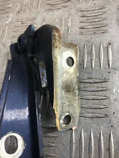 Петля капота правая Audi A6, 2000 г.