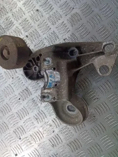 Кронштейн двигателя Audi A4, 2002 г.
