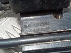 Петля двери задней правой Volkswagen Passat, 2002 г.