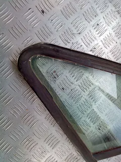 Стекло кузовное боковое правое Volkswagen Passat, 1989 г.