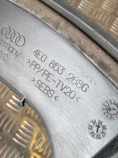 Водосток крышки багажника правый Audi A8, 2005 г.