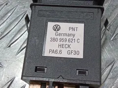 Кнопка подогрева заднего стекла Volkswagen Passat, 2003 г.