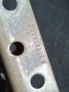 Петля капота левая Volkswagen Passat, 2001 г.