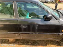 Петля двери передней правой Audi A6, 1994 г.