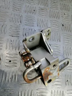 Петля двери передней левой Audi A4, 2002 г.