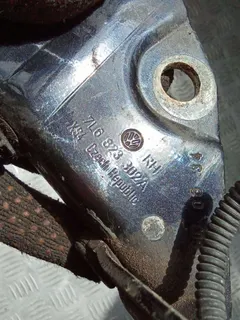 Петля капота Volkswagen Touareg, 2006 г.