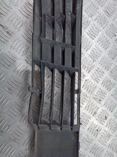 Заглушка (решетка) в бампер передний Volkswagen Passat, 2002 г.