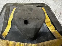 Отбойник капота (демпфер) Volkswagen Passat, 2003 г.
