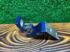 Петля двери передней левой Volkswagen Passat, 2002 г.