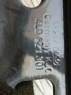 Петля капота левая Audi Q7, 2007 г.