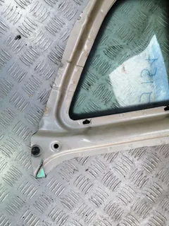 Стекло кузовное боковое правое Volkswagen Passat, 2001 г.