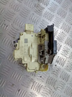 Замок двери передней правой Audi Q7, 2007 г.